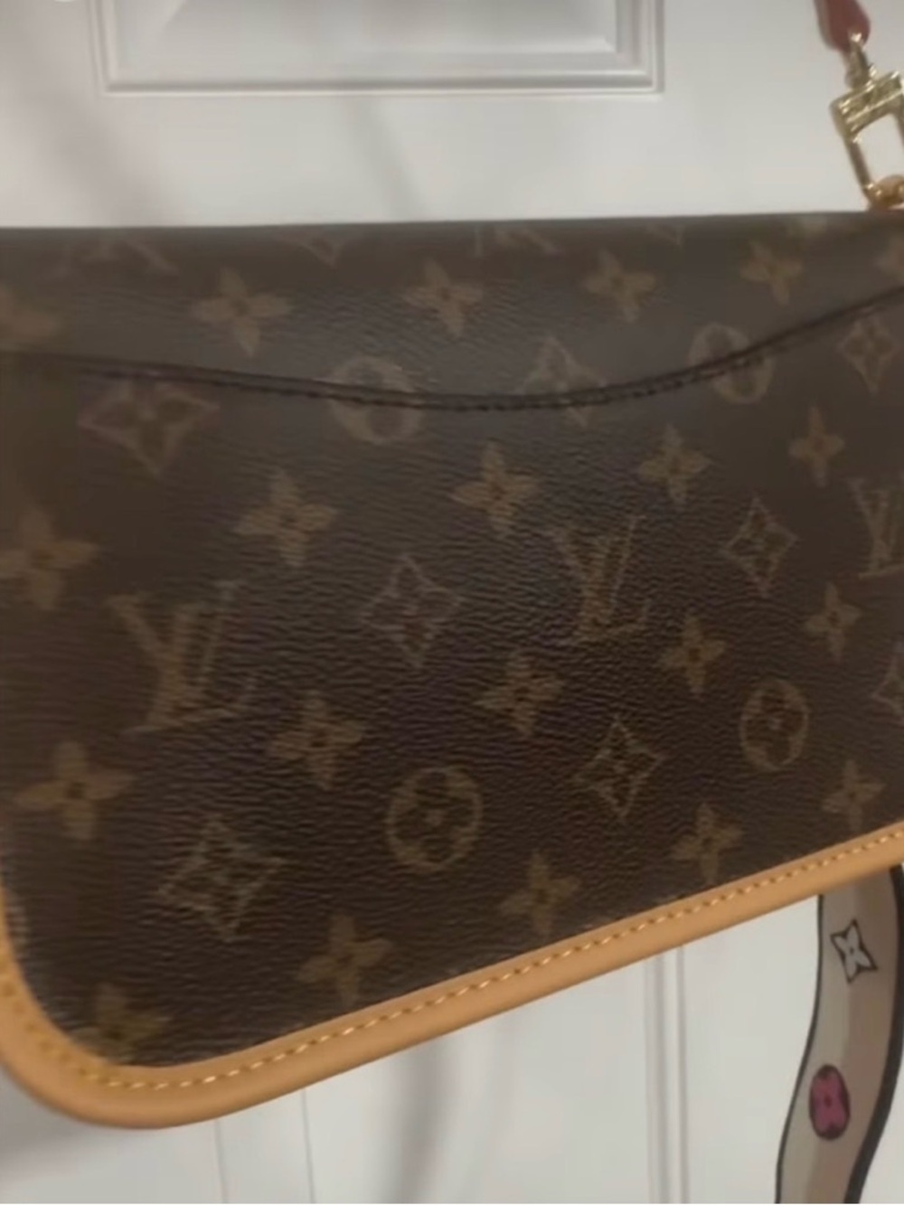 LVMonogram Shoulder Bag in Brown with Natural Vachetta - Picture 4 of 4